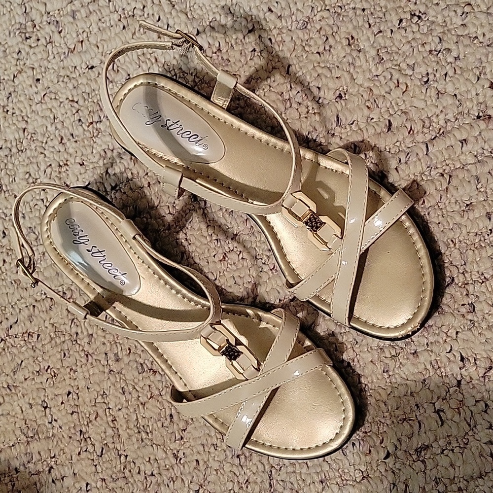 Easy Street Strappy Sandles Size 7.5